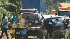 Travelers stuck, groan for days on Ondo-Akure highway Travelers stuck, groan for days on Ondo-Akure highway