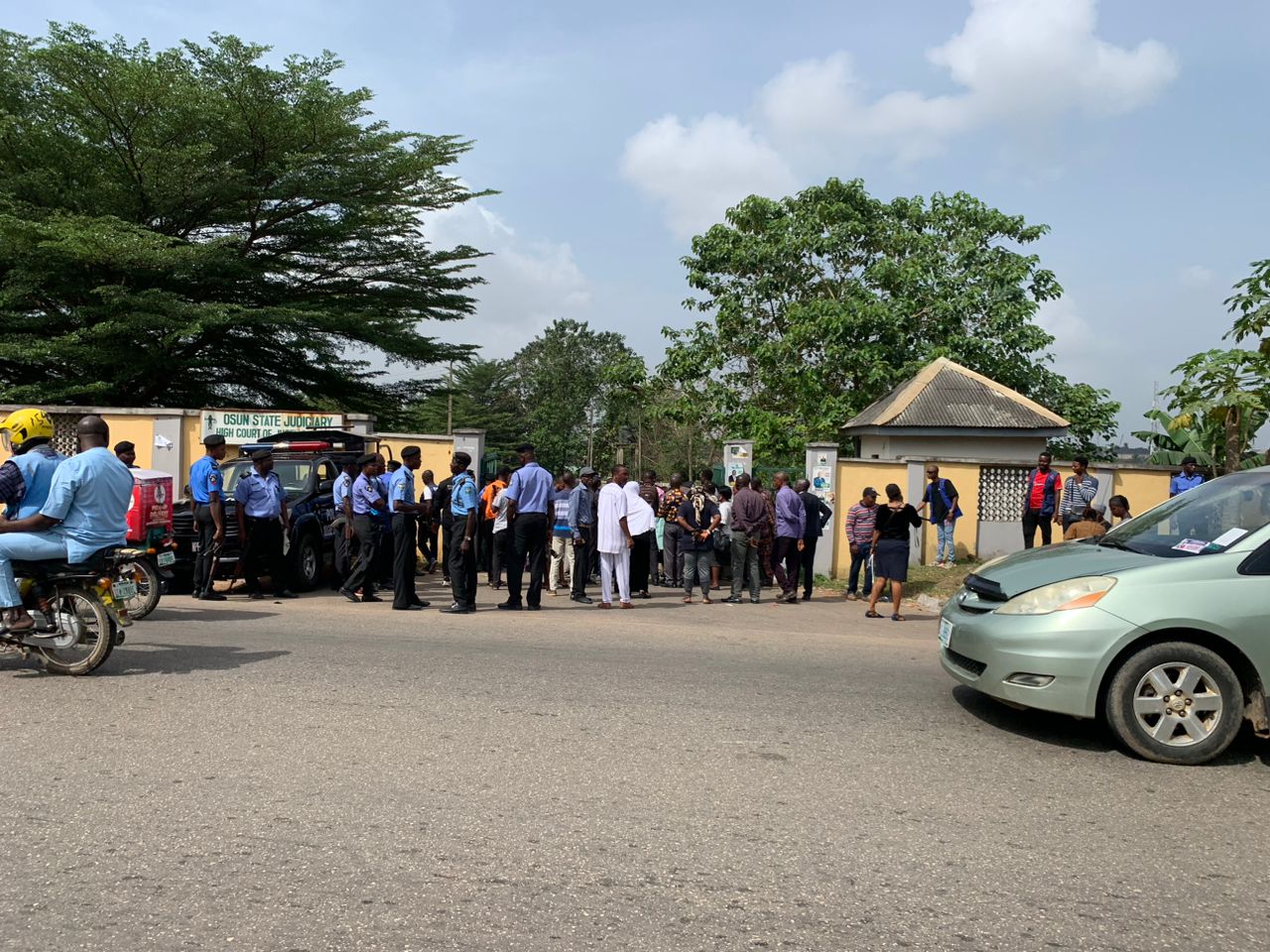 Police disperse protesting judiciary workers, union declares strike in Osun Police disperse protesting judiciary workers, union declares strike in Osun
