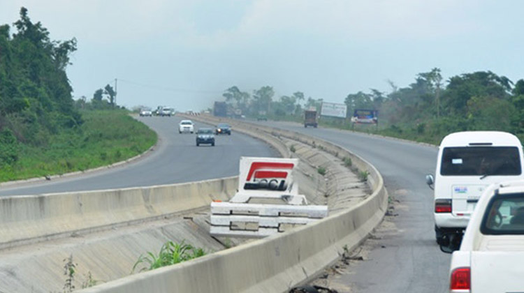 Mob burns vehicle as driver crushes three to death on Lagos-Ibadan Expressway Mob burns vehicle as driver crushes three to death on Lagos-Ibadan Expressway