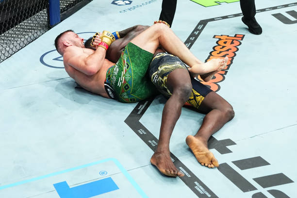 South African Du Plessis defeats Adesanya by submission to retain middleweight title South African Du Plessis defeats Adesanya by submission to retain middleweight title