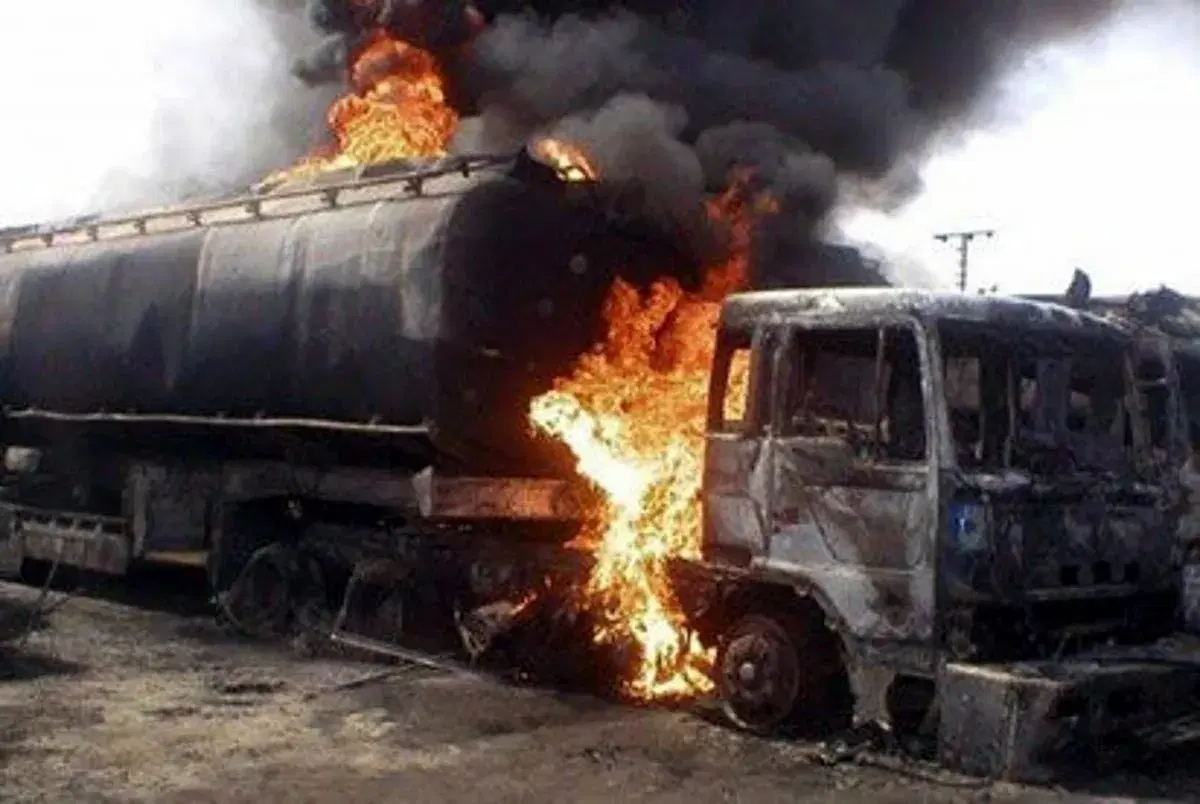 18 die, vehicles burnt as petrol tanker explodes in Enugu 18 die, vehicles burnt as petrol tanker explodes in Enugu