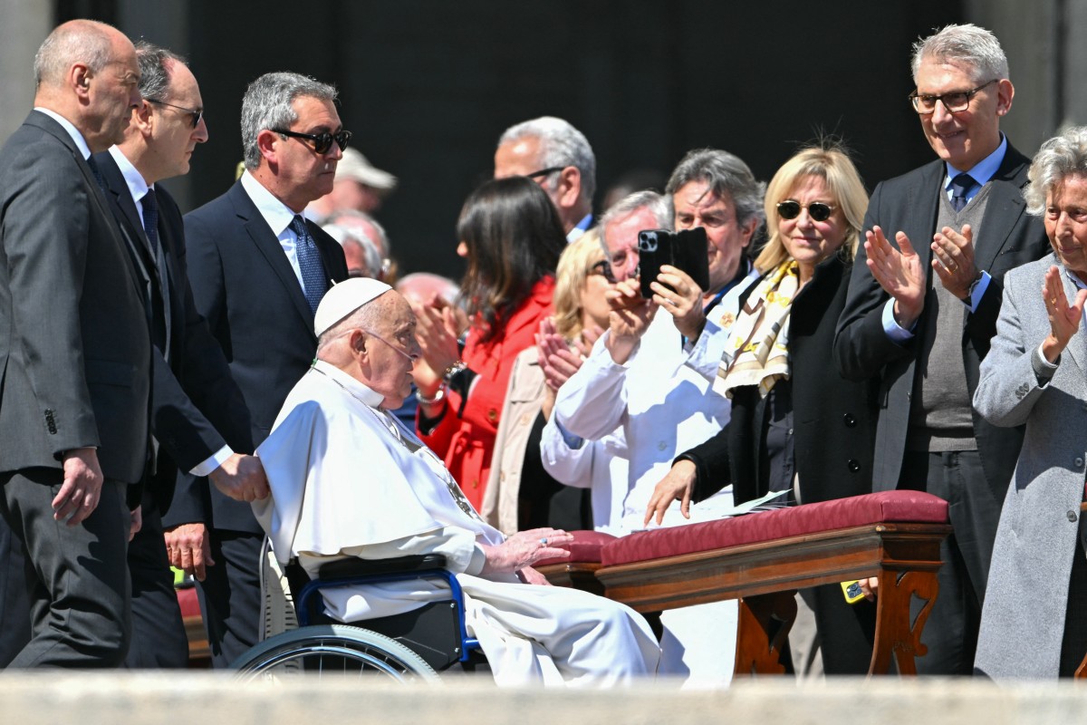 Pope defies doctors’ advice, surprises crowd at Vatican square Pope defies doctors’ advice, surprises crowd at Vatican square
