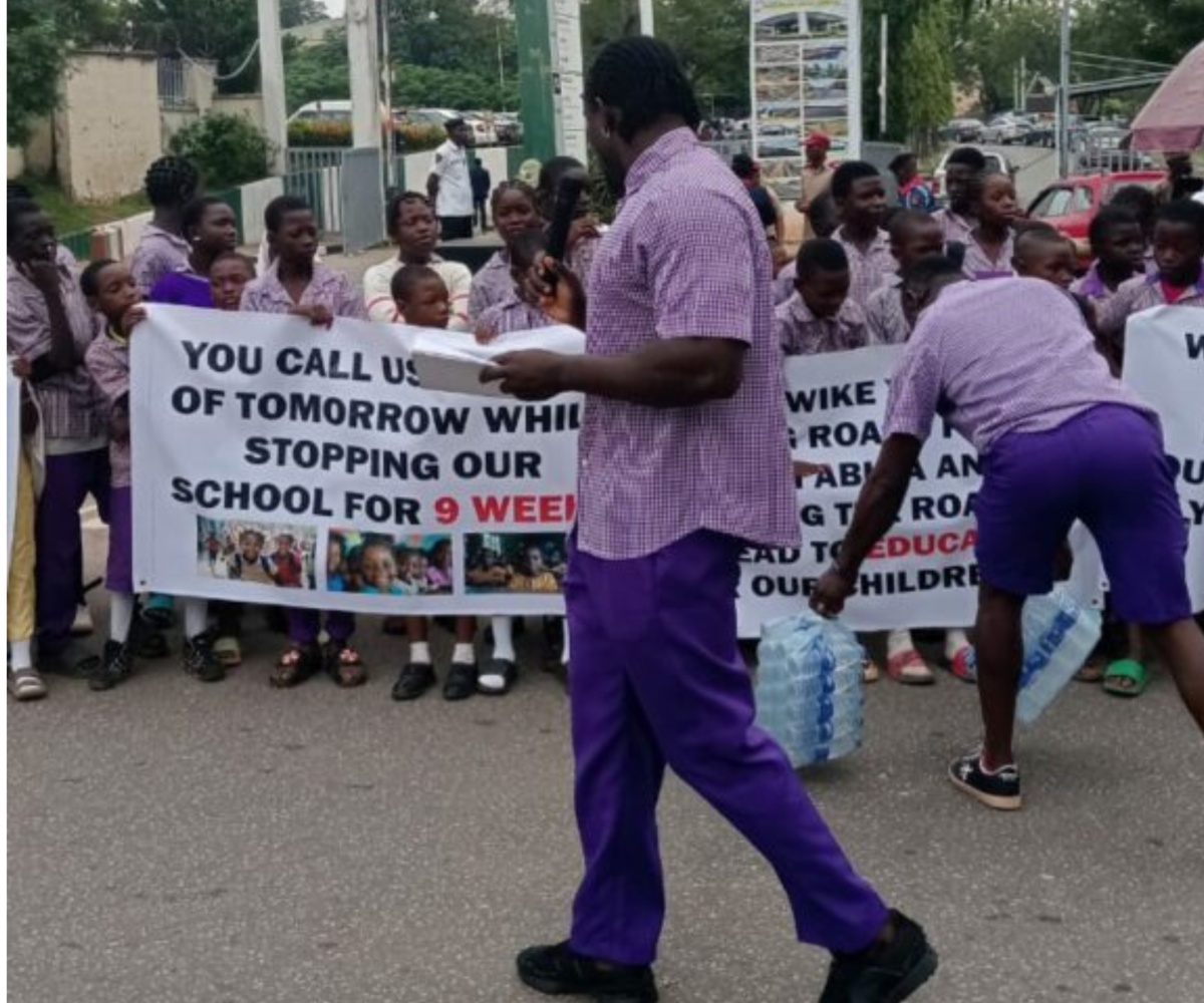 VDM, pupils protest in front of Wike’s house VDM, pupils protest in front of Wike’s house
