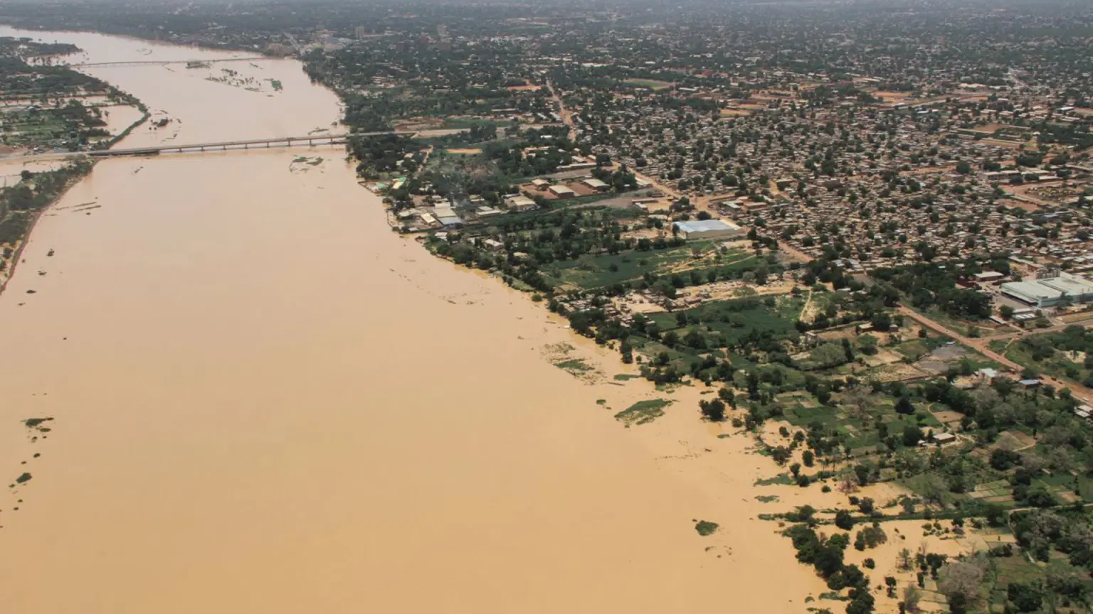 Flooding: FG cautions Nigerians to relocate from river banks Flooding: FG cautions Nigerians to relocate from river banks