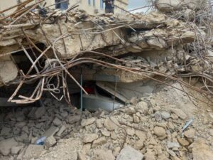 Customers, restaurant workers trapped as building collapses in Lagos Customers, restaurant workers trapped as building collapses in Lagos