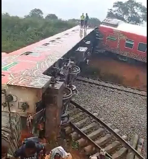 Passengers scamper for safety as Abuja-Kaduna train derails Passengers scamper for safety as Abuja-Kaduna train derails