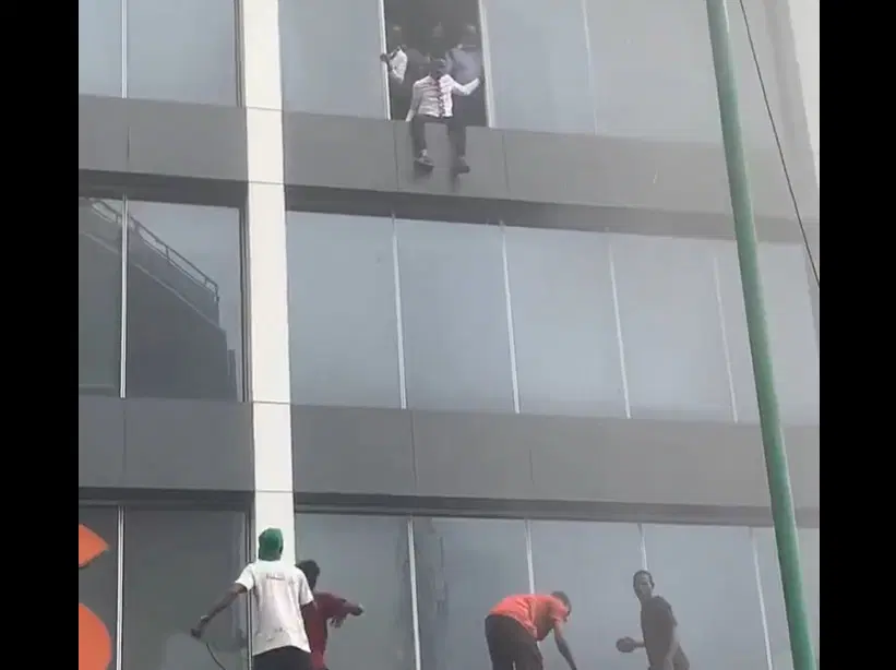 Fire guts highrise building in Lagos, bank staff jump for safety Fire guts highrise building in Lagos, bank staff jump for safety