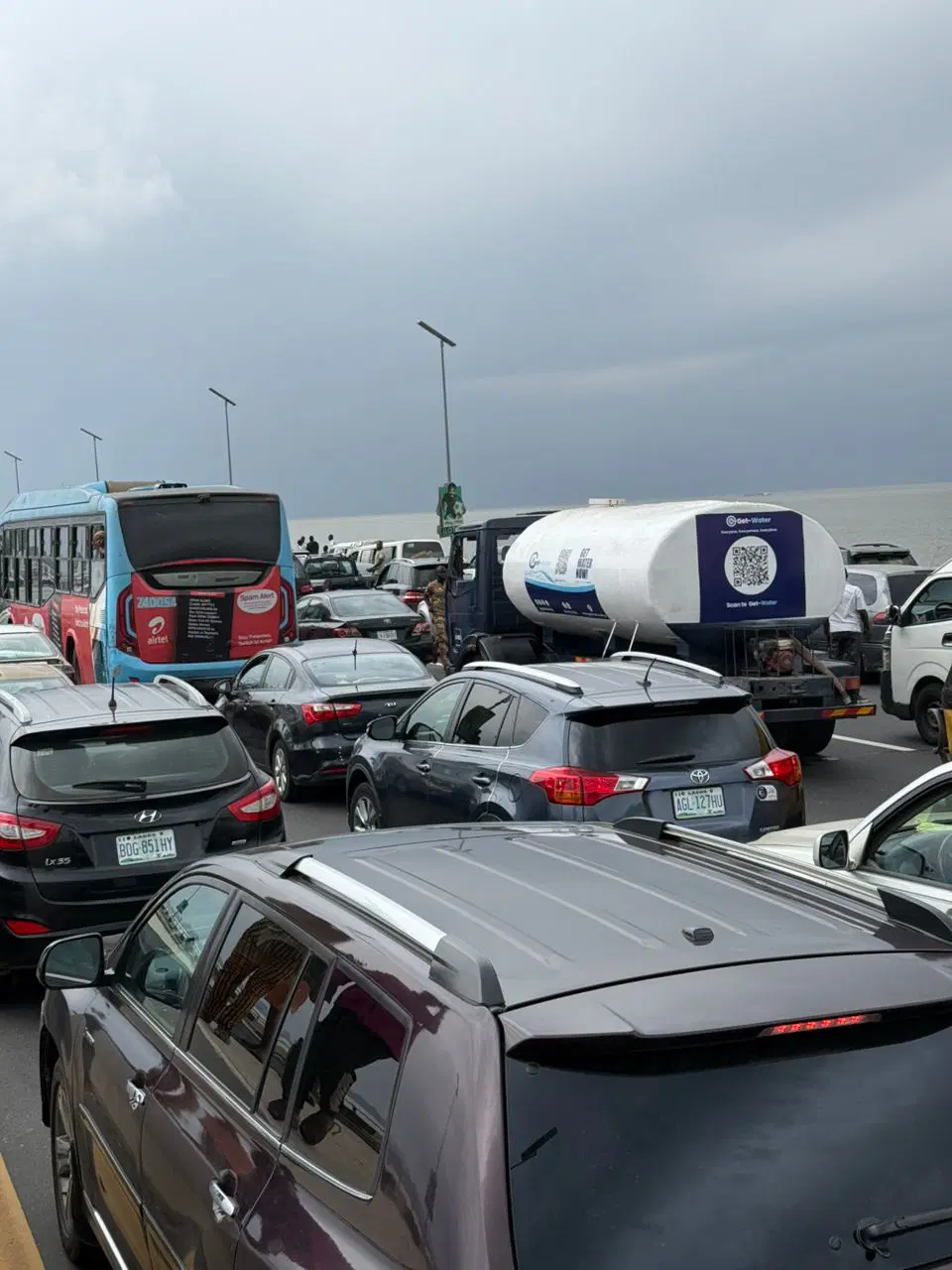 Third Mainland Bridge gridlock: Residents protest demolition of houses in Oworonshoki Third Mainland Bridge gridlock: Residents protest demolition of houses in Oworonshoki