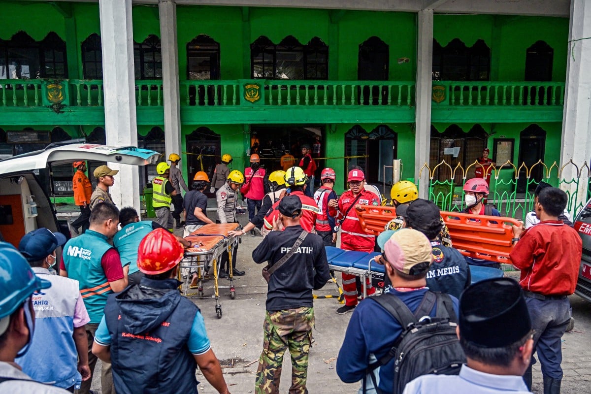 Indonesia school collapse death toll rises to 10