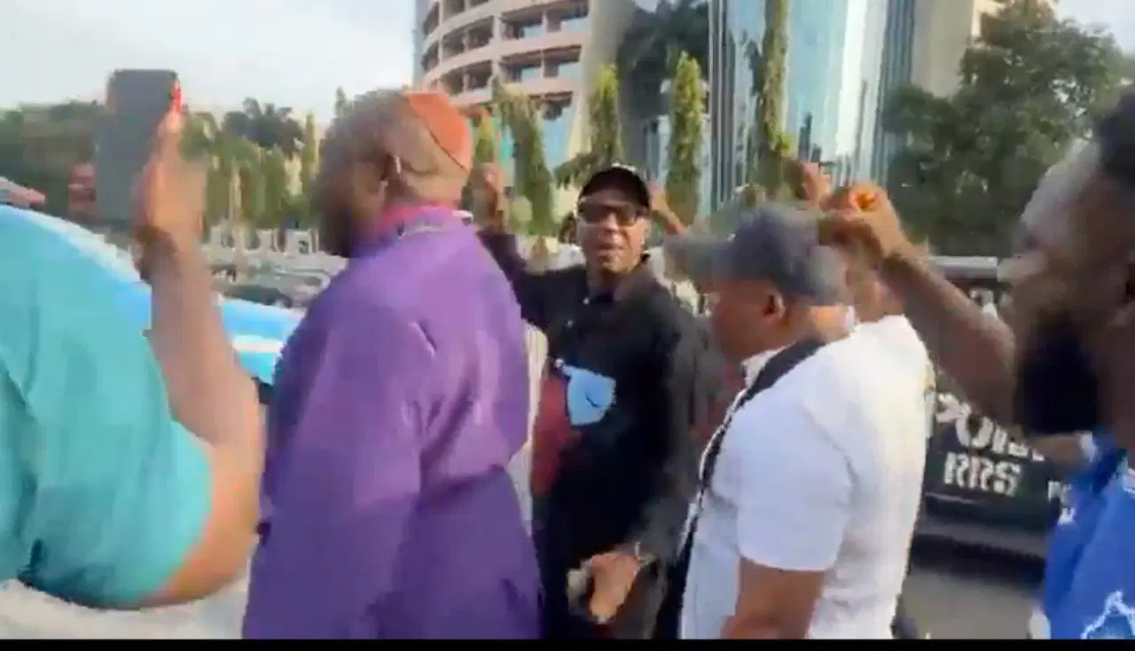 #FreeNnamdiKanuNow: Security operatives fire at protesters in Abuja #FreeNnamdiKanuNow: Security operatives fire at protesters in Abuja