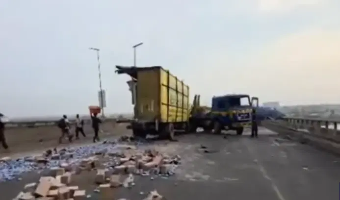 Lagos-Ibadan Expressway: Four die as truck plunges into lagoon on Kara Bridge Lagos-Ibadan Expressway: Four die as truck plunges into lagoon on Kara Bridge