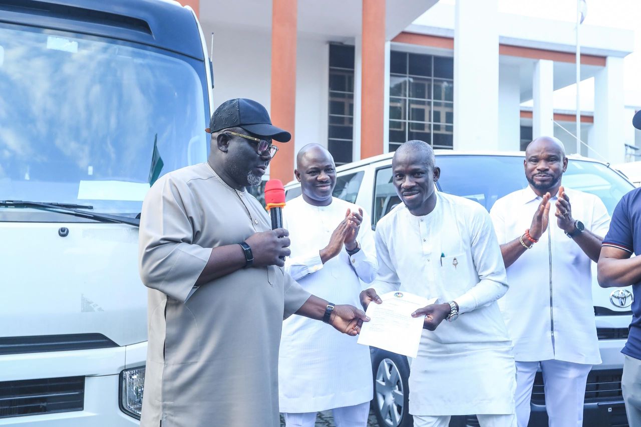 Gov Oborevwori gifts buses to Warri Wolves, Delta Queens